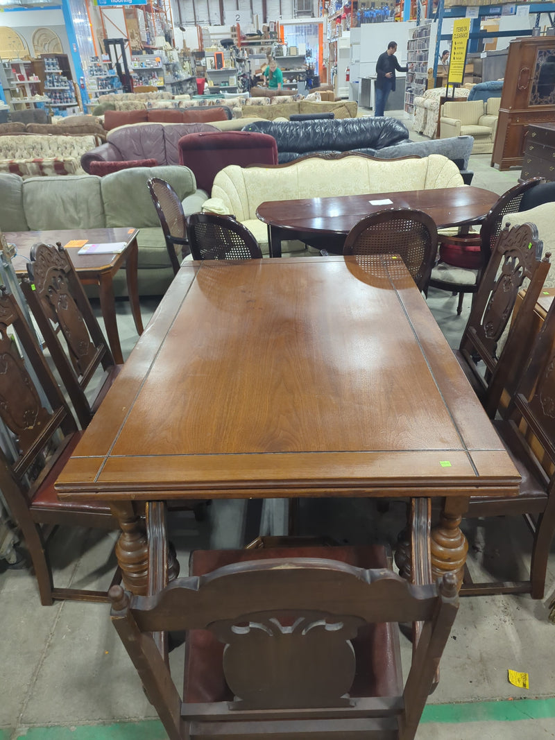 Large Wooden Dining Table with Built-in Leafs and 5 Dining Chairs