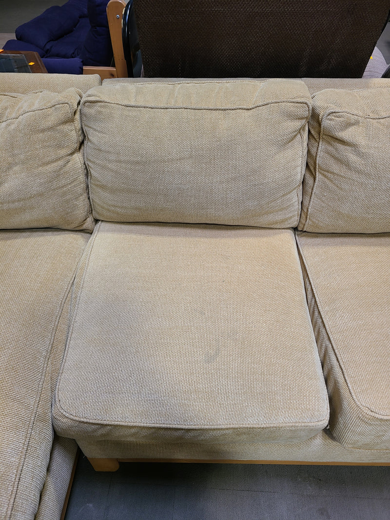 Broyhill 3-Seater Sectional Sofa with Left-Facing Chaise in Yellow