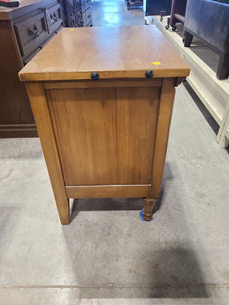 Classic Vintage-Style 2-Drawer Oak Nightstand