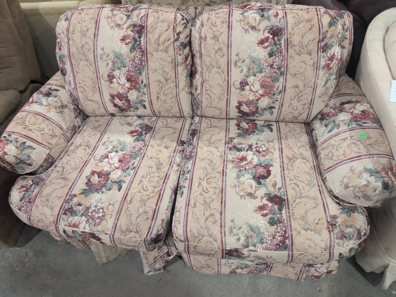 Traditional Floral Loveseat