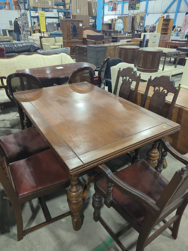 Large Wooden Dining Table with Built-in Leafs and 5 Dining Chairs