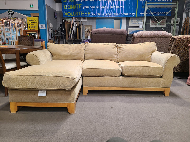 Broyhill 3-Seater Sectional Sofa with Left-Facing Chaise in Yellow
