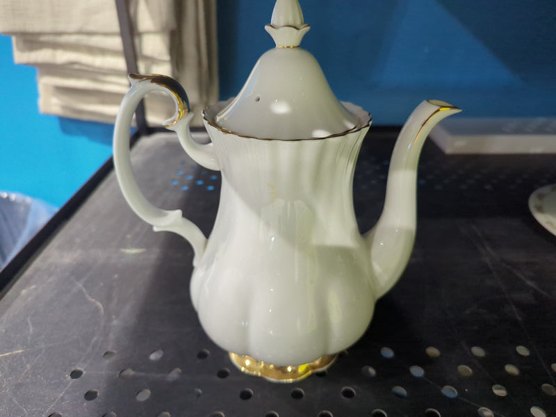 Royal Albert Val D'Or Fine Bone China (England) 105 Pieces Dinnerware Set White Original