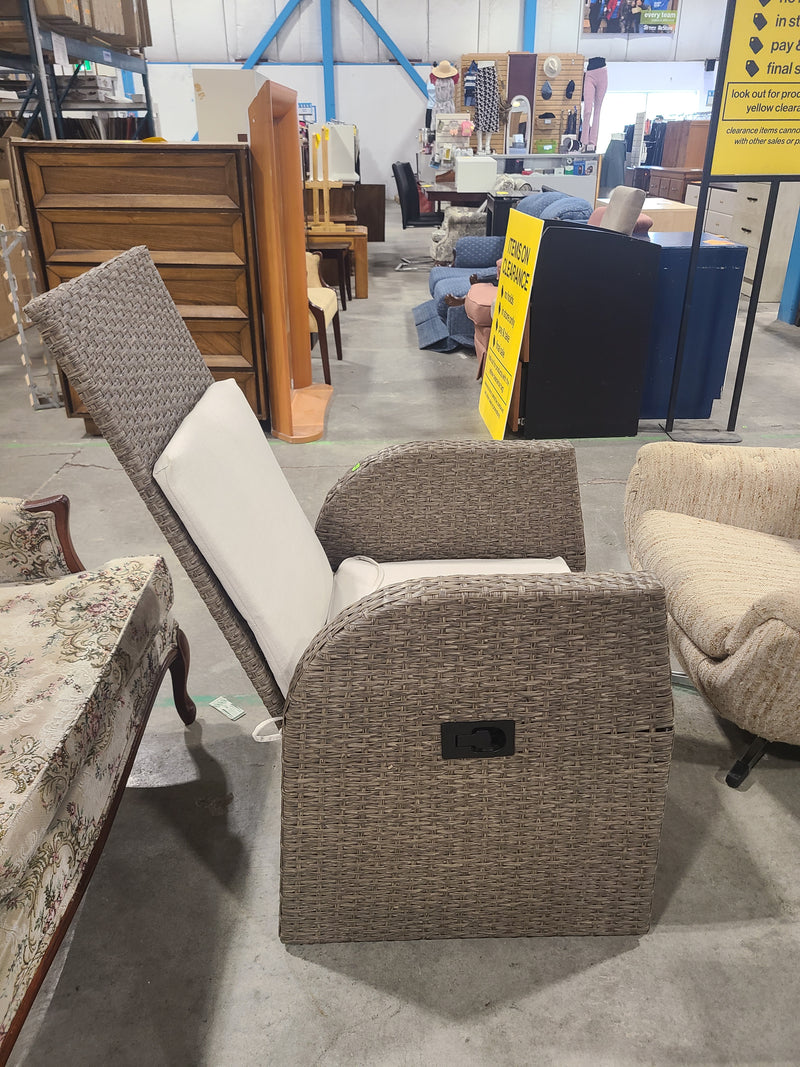 Outsunny All-Weather Wicker Outdoor Recliner Armchair with Fold-Out Side Table
