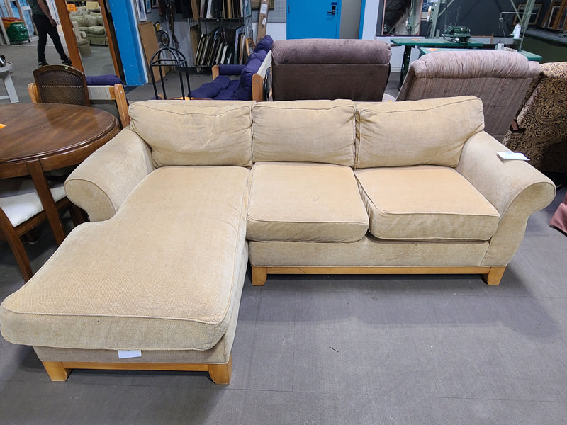 Broyhill 3-Seater Sectional Sofa with Left-Facing Chaise in Yellow