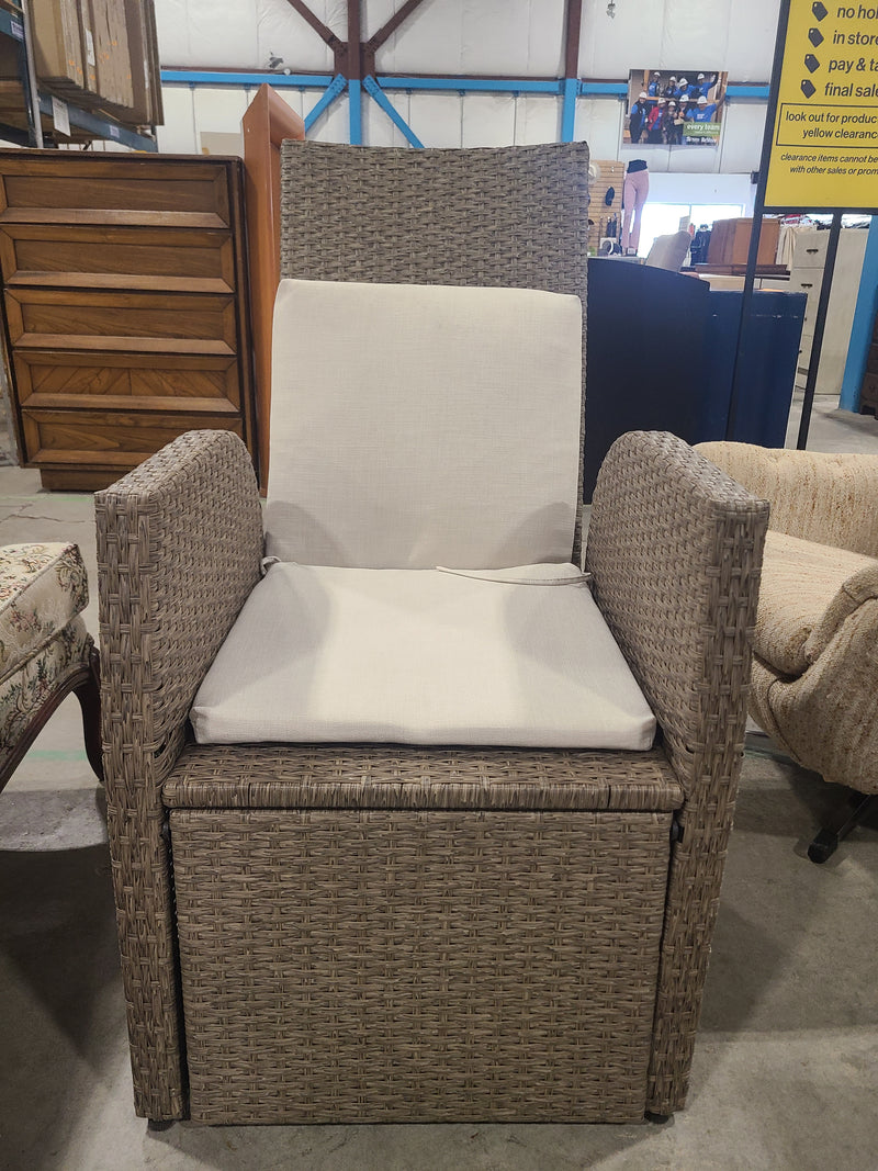Outsunny All-Weather Wicker Outdoor Recliner Armchair with Fold-Out Side Table