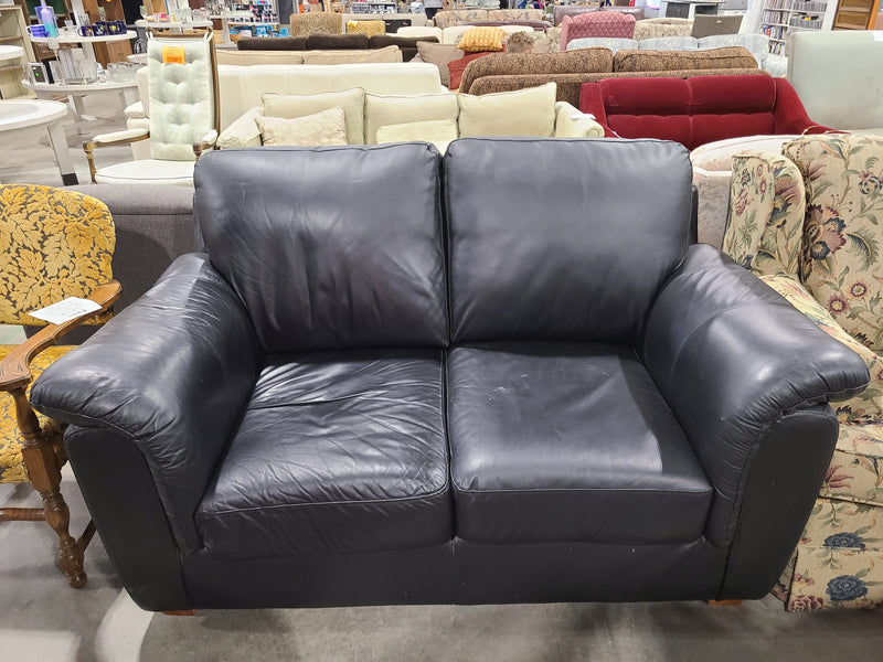 Classic Black Leather 2-Cushion Loveseat
