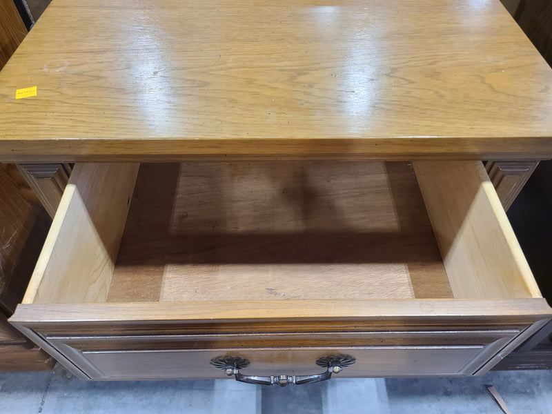 Classic Vintage-Style 2-Drawer Oak Nightstand