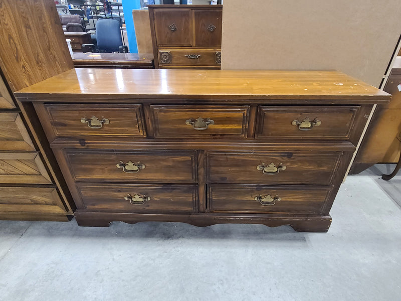 Great Condition Vintage Broyhill Bicentennial 7-Drawer Pine Dresser