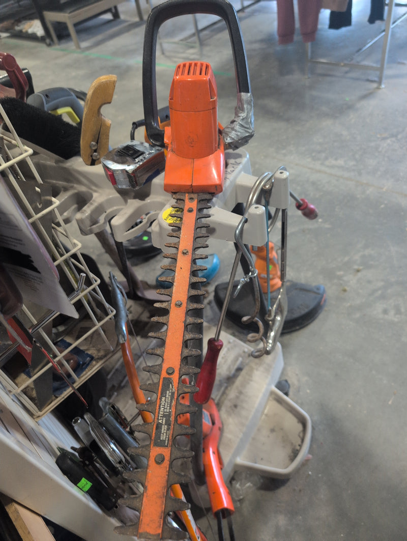 Black & Decker 16 Inch Deluxe Hedge Trimmer