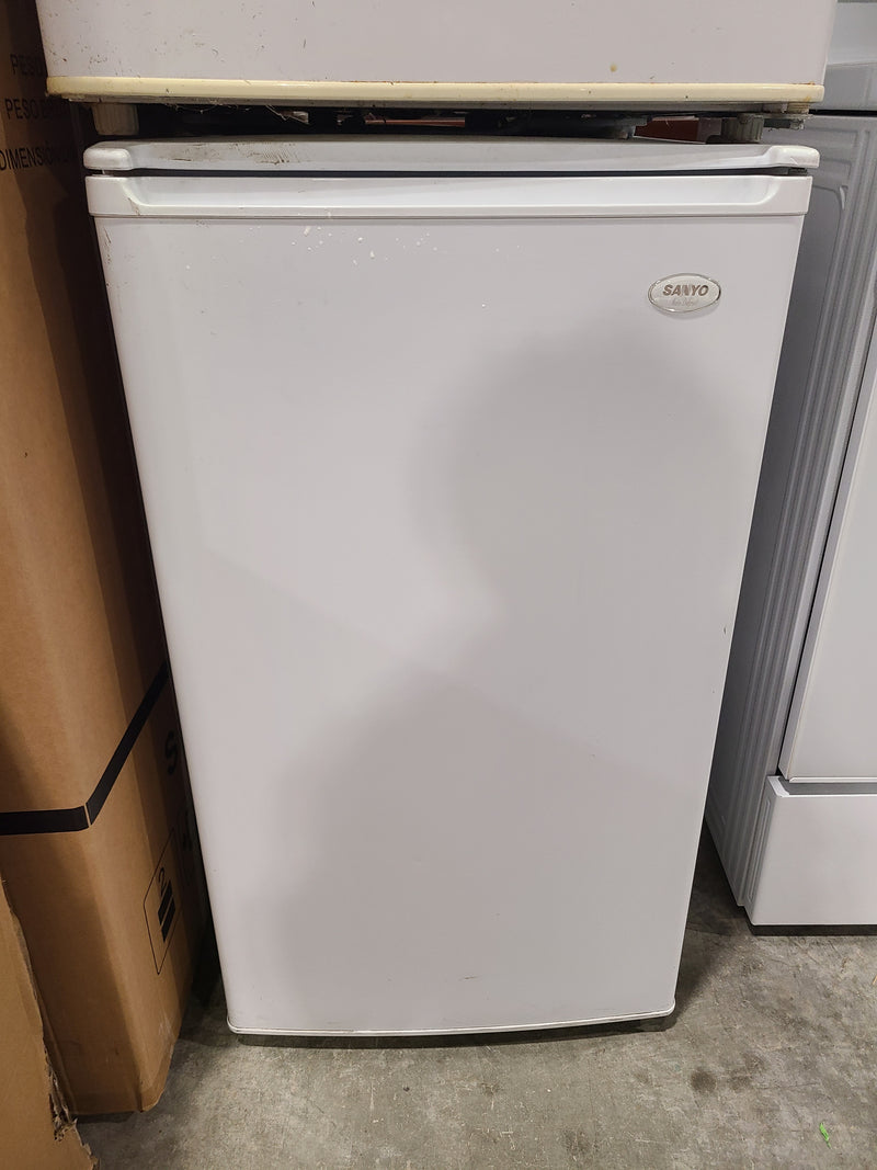 Sanyo Auto Defrost Compact Mini Fridge in White