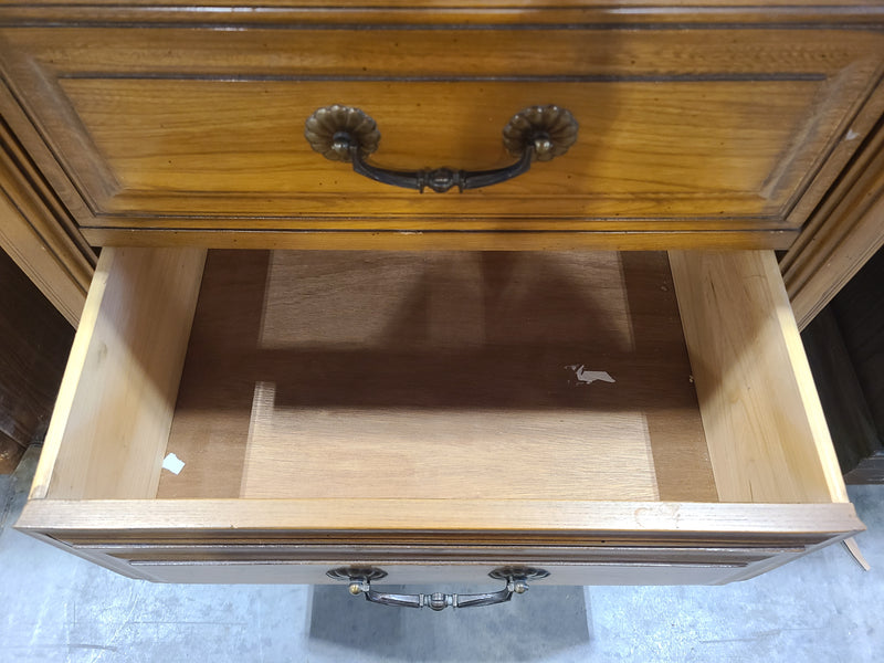 Classic Vintage-Style 2-Drawer Oak Nightstand