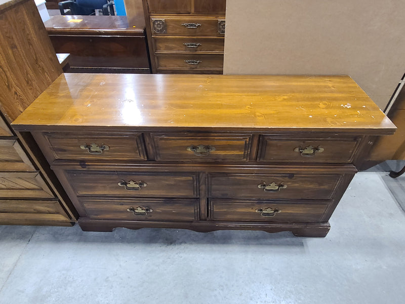 Great Condition Vintage Broyhill Bicentennial 7-Drawer Pine Dresser