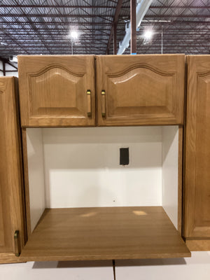 Light Brown Kitchen w/ Pantry