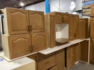 Light Brown Kitchen w/ Pantry