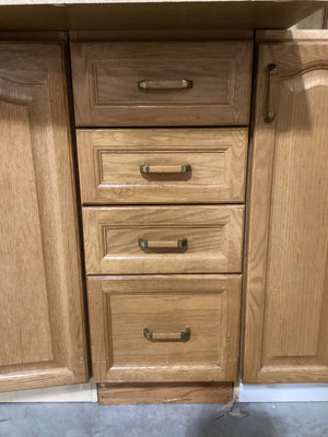 Light Brown Kitchen w/ Pantry