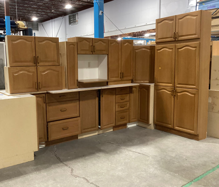 Light Brown Kitchen w/ Pantry