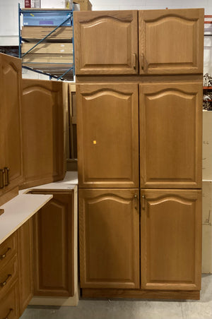 Light Brown Kitchen w/ Pantry