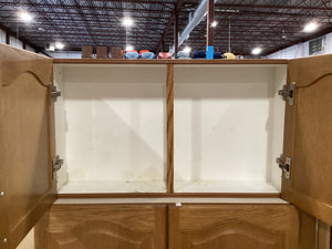 Light Brown Kitchen w/ Pantry