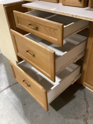 Light Brown Kitchen w/ Pantry